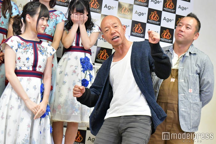 山下美月、バイきんぐ小峠英二・西村瑞樹(C)モデルプレス