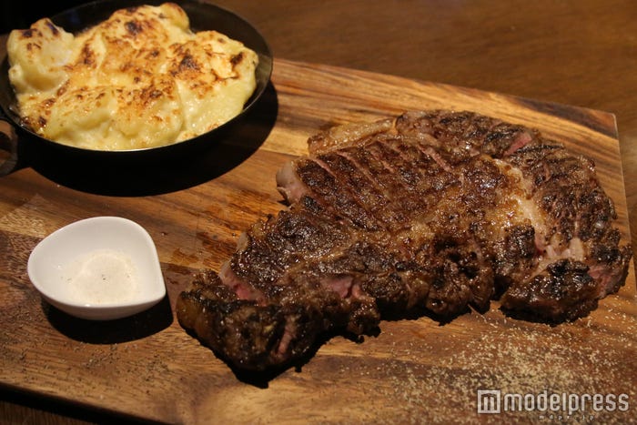 C.D.B(骨付き牛のリブロース)4~8人前¥8500(C)モデルプレス