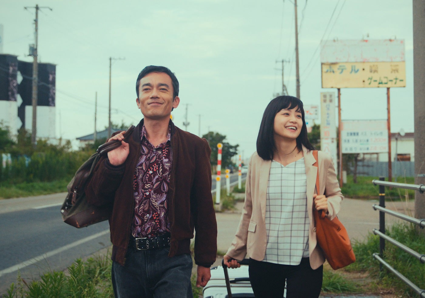 （左から）高橋和也、深川麻衣（C）「日本ボロ宿紀行」製作委員会