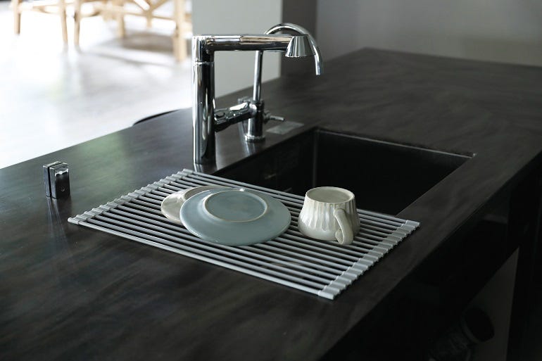 狭いシンクを広々使える 丸めて収納できる シリコン水切り なら 使わないときはサッとしまえて衛生的 女子旅プレス