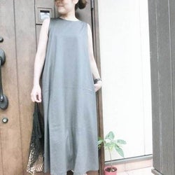 引き締め効果と女性らしさのいいとこどり♪ 「深みグレー」が叶える大人の夏スタイル4選