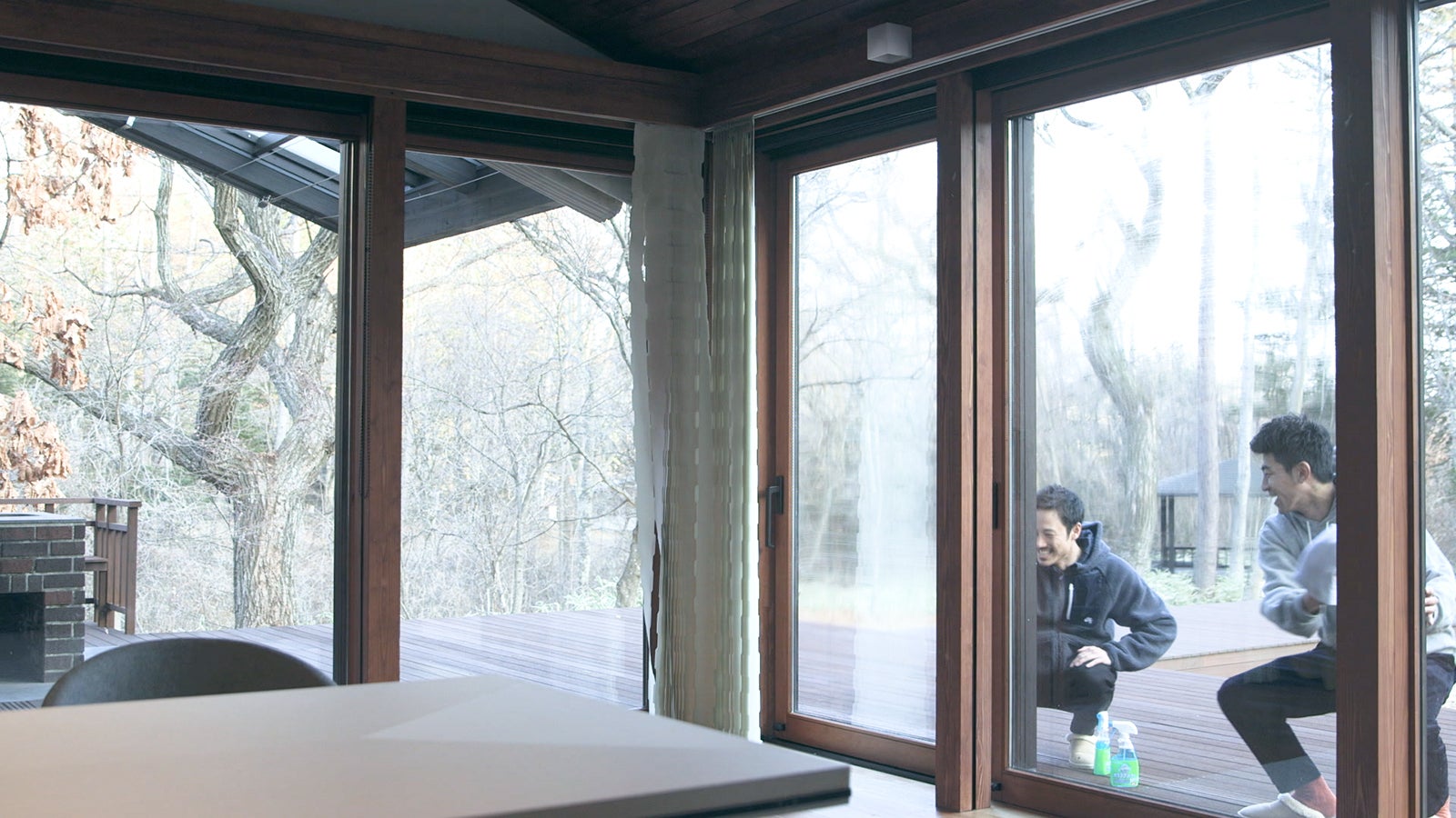 大掃除をするメンバー「TERRACE HOUSE OPENING NEW DOORS」12th WEEK（C）フジテレビ／イースト・エンタテインメント