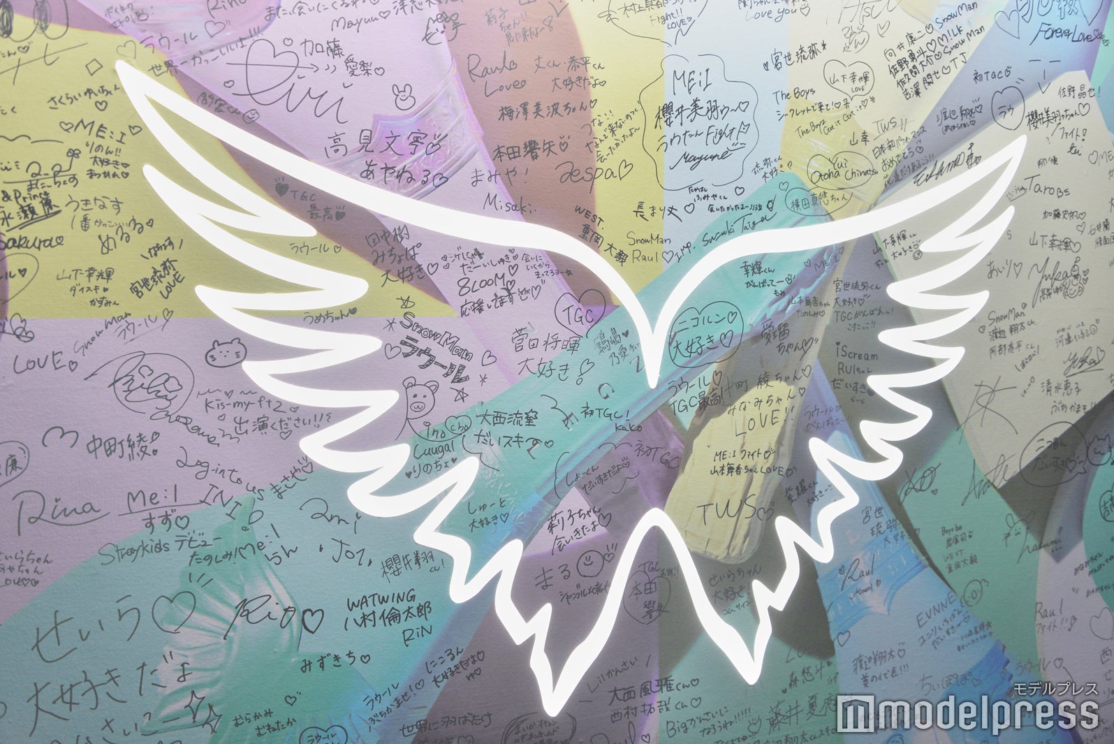 「ANGEL CHAMPAGNE」サインパネル（C）モデルプレス