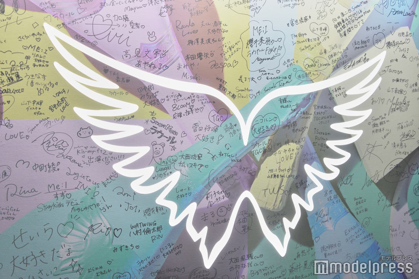 「ANGEL CHAMPAGNE」サインパネル(C)モデルプレス