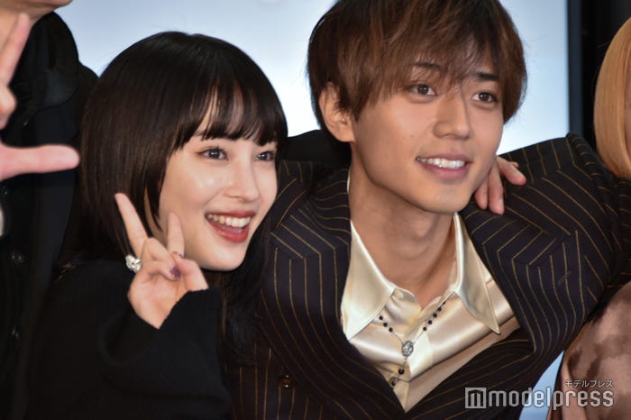 「手を繋いで!」というリクエストにも応えた広瀬すず、永瀬廉 (C)モデルプレス