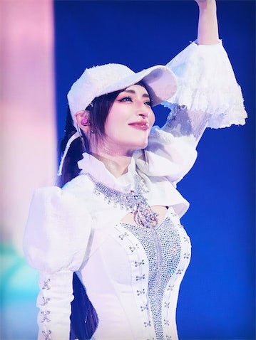 浜崎あゆみ「しんどい時こそ笑ってみる」、ファンへのメッセージに「心にぶっ刺さります」