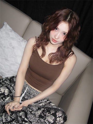 TWICE モモ、ミニ丈キャミ×柄パンツの“ヘルシー肌見せ”ショットに反響「素敵過ぎますやんか」