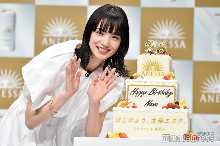 サプライズで誕生日を祝福される小松菜奈(C)モデルプレス