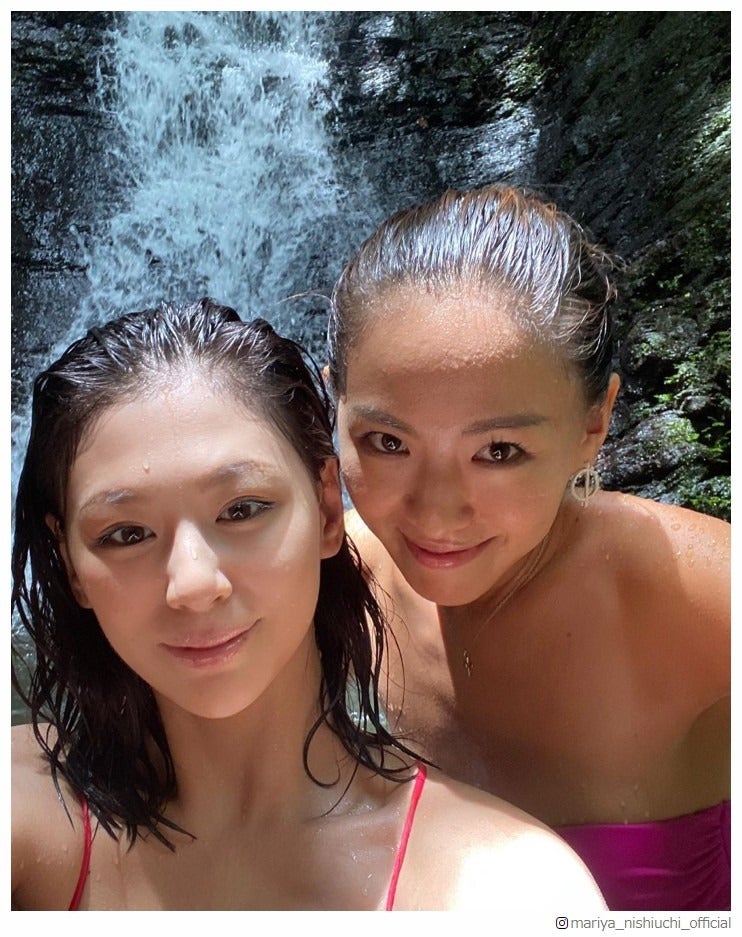 西内まりや、姉・ひろとの水着2ショットに絶賛の声「美しすぎる」「そっくり」