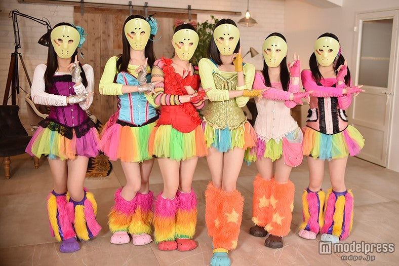 ポーズを決める仮面女子（左から）月野もあ、桜のどか、立花あんな、澤田リサ、神谷えりな、窪田美沙