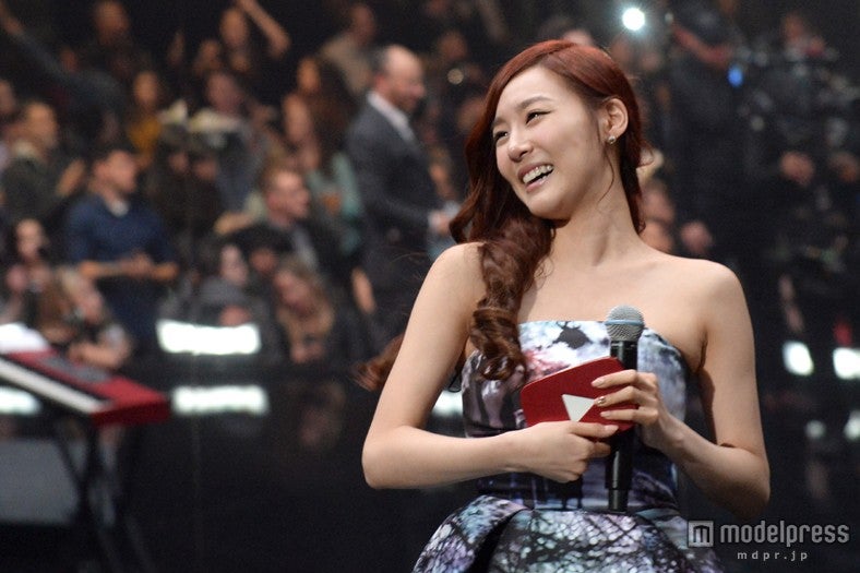 少女時代ティファニー、SEXYドレスで授賞式に登場＜写真特集＞