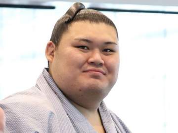 「両横綱こんな小さかったっけ！？」 仏国民的英雄の五輪金メダル3個の柔道王者との3ショにSNS驚愕「世界最強すぎて草」