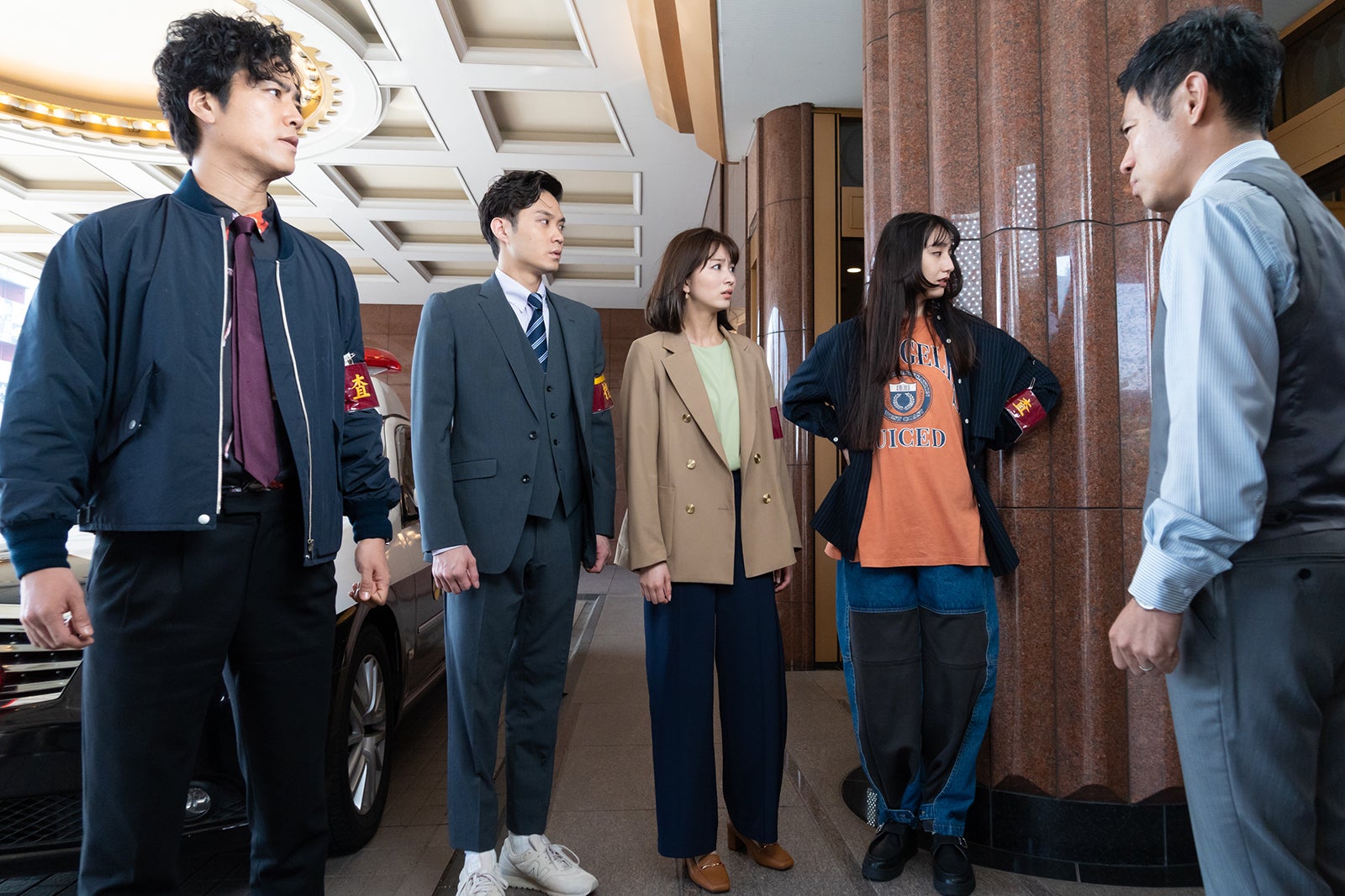 （左から）桐谷健太、磯村勇斗、岡崎紗絵、長井短、伊藤淳史「ケイジとケンジ、時々ハンジ。」第5話より（C）テレビ朝日