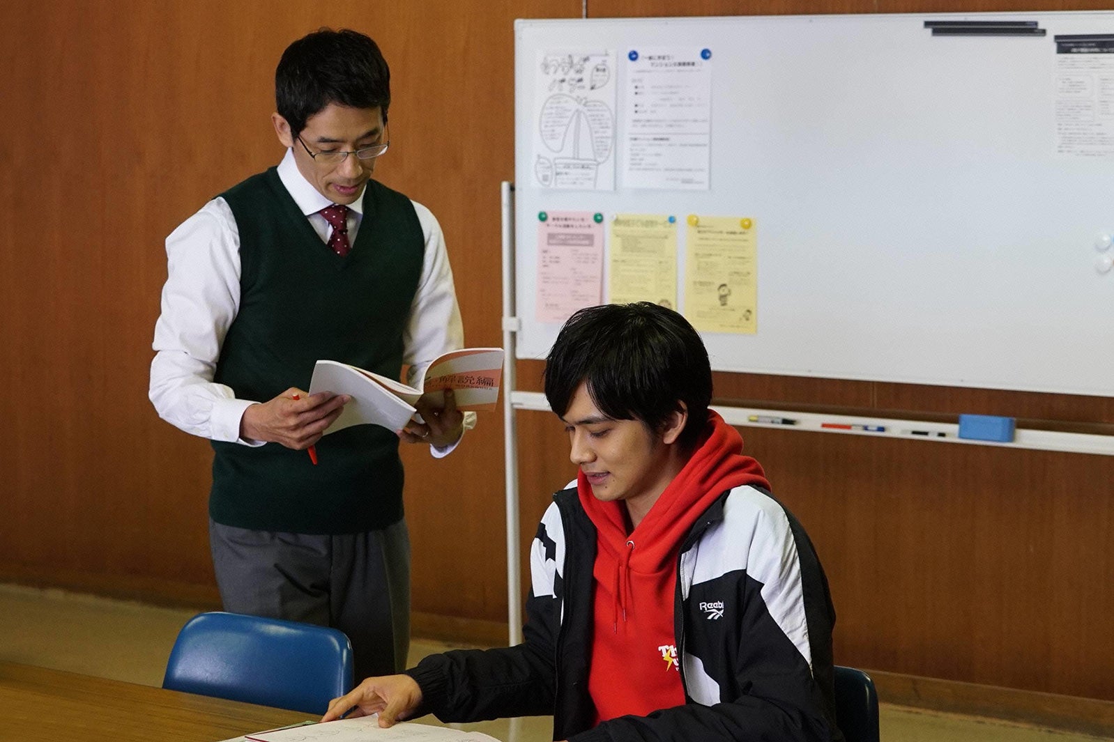 野間口徹、北村匠海／「隣の家族は青く見える」第8話より（C）フジテレビ