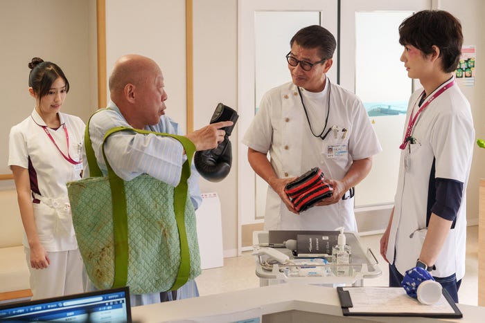 恒松祐里、六平直政、岡田将生、中井貴一 「ザ・トラベルナース」第6話より(C)テレビ朝日