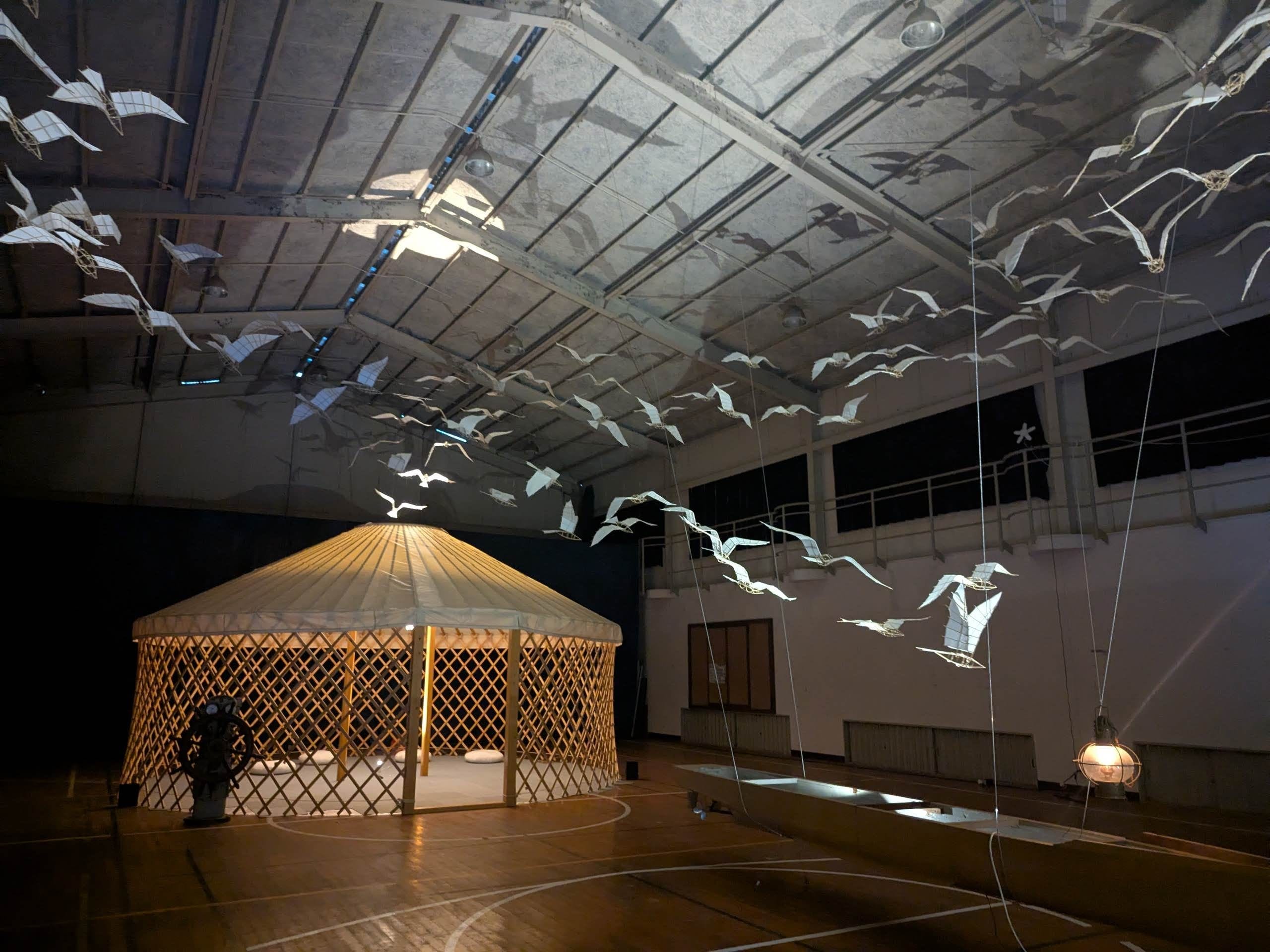 タオリグ・サリナ「航海する記憶の船ーノマドギャラリー in 粟島」。作者は中国内モンゴル自治区出身~瀬戸内国際芸術祭2025