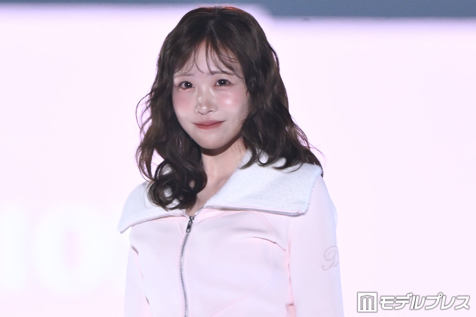 FRUITS ZIPPER櫻井優衣、ピンクミニ丈セットアップでガーリースタイル「似合う」「お姫様みたい」【TGC2026A/W】