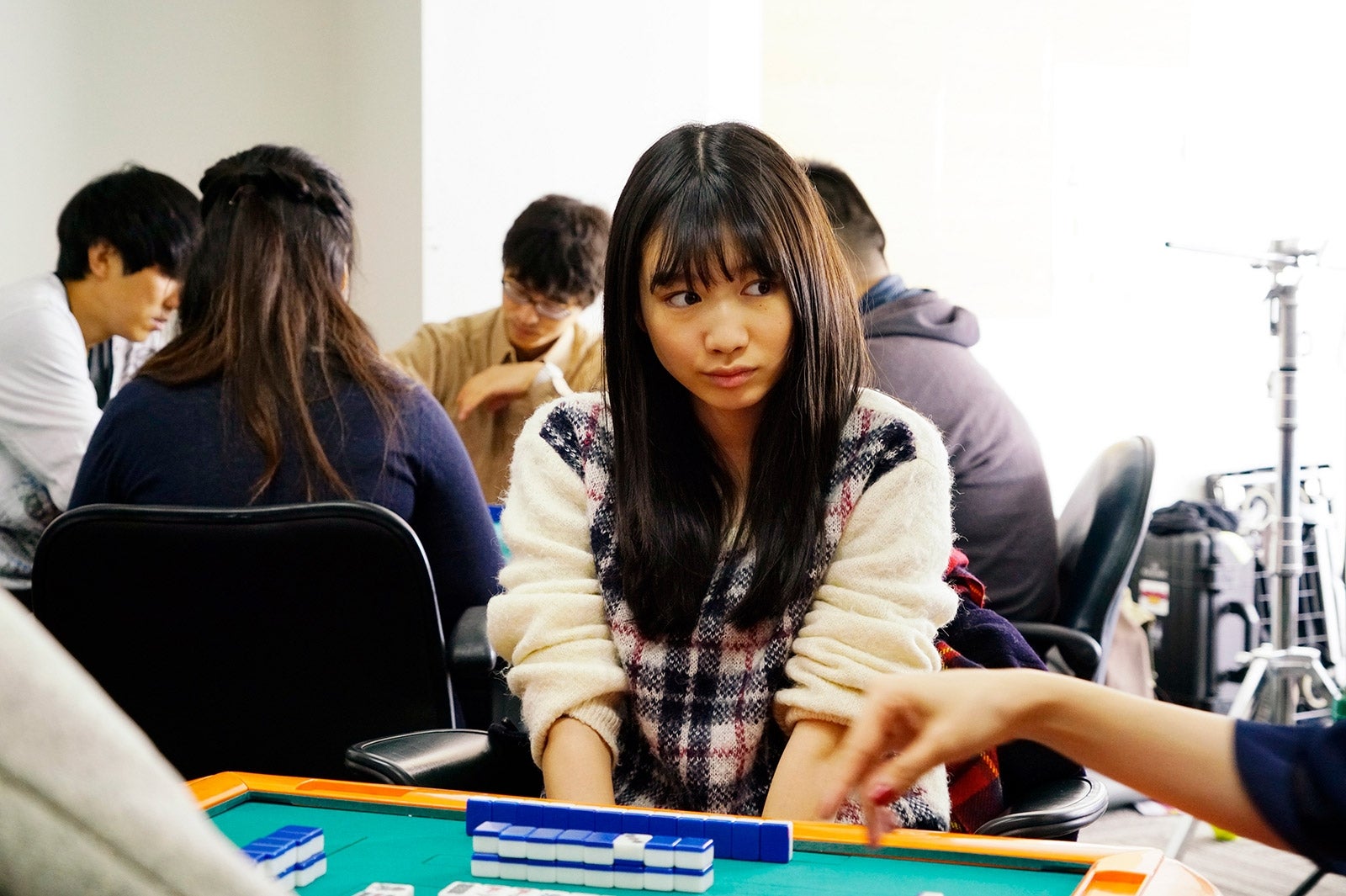 岡本夏美／映画「女流闘牌伝aki-アキ-」より（C）2017花崎圭司・大崎充／竹書房／「aki」製作委員会