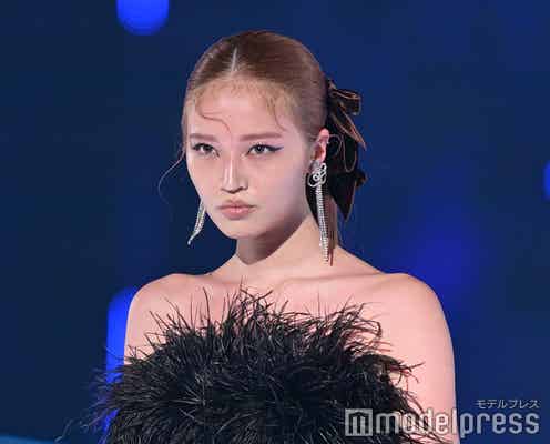 せいら、美デコルテ&ボディライン披露 SEXYレースタイツで色気放出<TGC2023A/W>