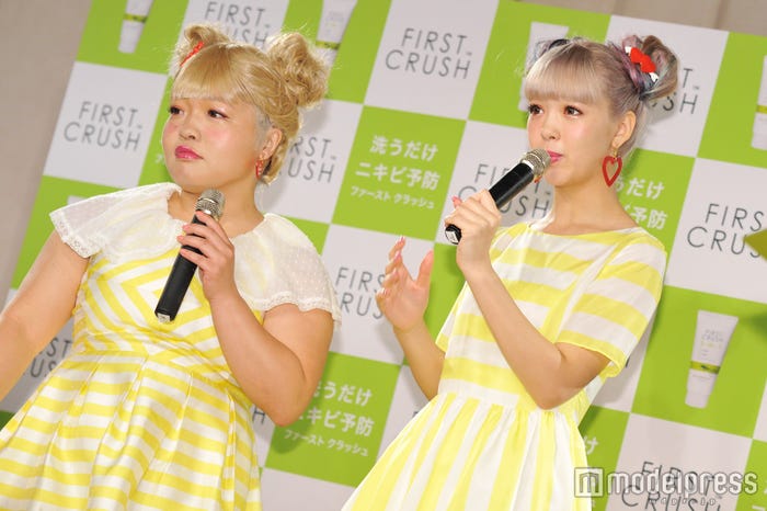 (左から)オカリナ、藤田ニコル(C)モデルプレス
