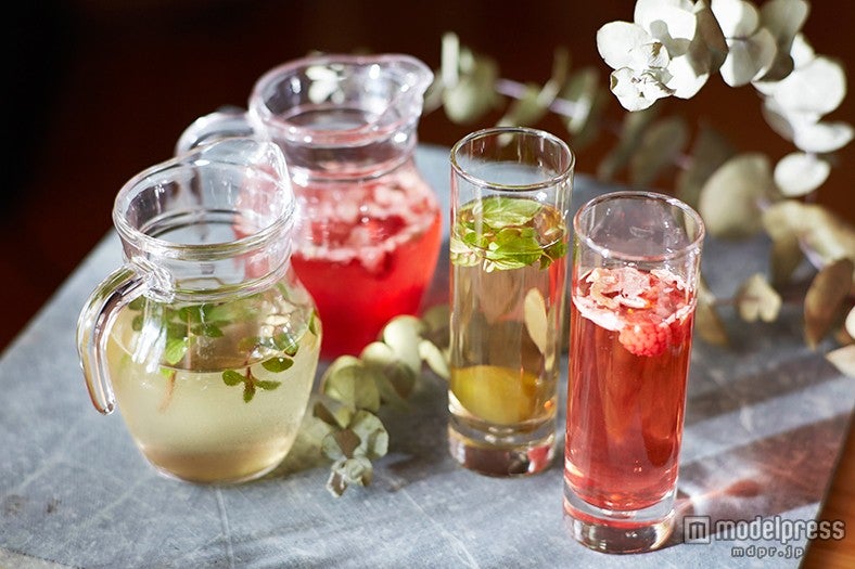 梅酒と割って楽しみたい「CHOYA with フレーバーウォーター」（ラズベリーとミントの2種類）￥700（税抜）