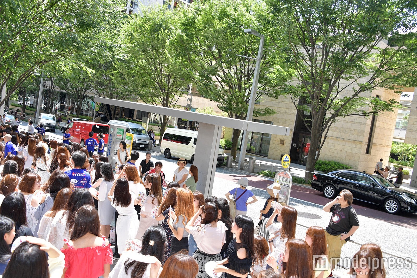 Mr.KINGとのハイタッチを待ち構えるファン（C）モデルプレス