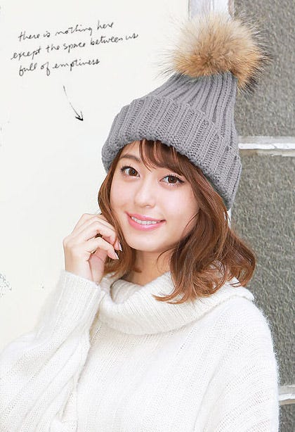 ふわふわリアルラビットファーポンポン付きリブニット帽「神戸レタス」1490円(税込)/画像提供:神戸レタス