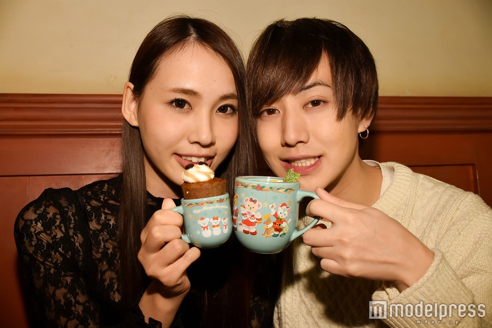 （スペシャルメニュー左から）コーヒーカップケーキ、スーベニアデミタスカップ付き¥580、ミルクティームース、スーベニアカップ付き¥880／モデル：ゆーちゃそ王子、李璃（C）モデルプレス