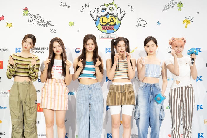 NMIXX(左から)ベイ、ジウ、ソリュン、ギュジン、ヘウォン、リリー「KCON LA 2023」DAY 1 RED CARPET(C)CJ ENM Co., Ltd, All Rights Reserved