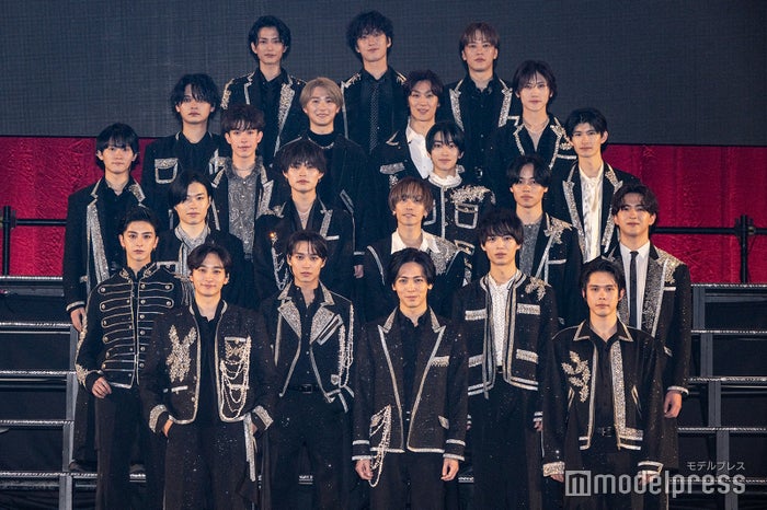 「ハンサムライブ」ゲネプロ取材会／（6列左から）渡邊圭祐、水田航生、松島庄汰（5列目左から）岩崎友泰、林優大、青柳塁斗、植原卓也（4列目左から）山崎光、東島京、本島純政、徳永智加来（3列目左から）福崎那由他、兵頭功海、平間壮一、太田将熙（2列目左から）新原泰佑、松岡広大、溝口琢矢、甲斐翔真（1列目左から）小関裕太、猪塚健太、細田佳央太（C）モデルプレス