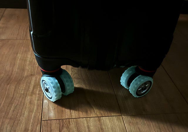 シリコーンキャスターカバー（蓄光、8個）　使用例