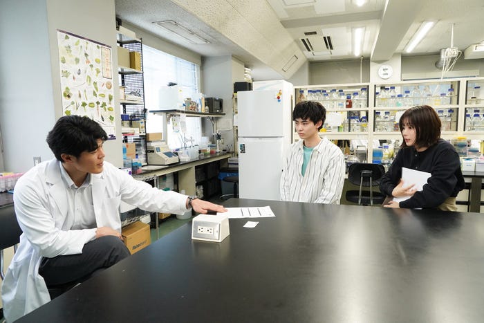 板橋駿谷、豊田裕大、芳根京子「それってパクリじゃないですか?」(C)日本テレビ