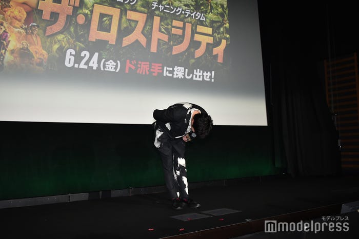 花びらと田中圭(C)モデルプレス