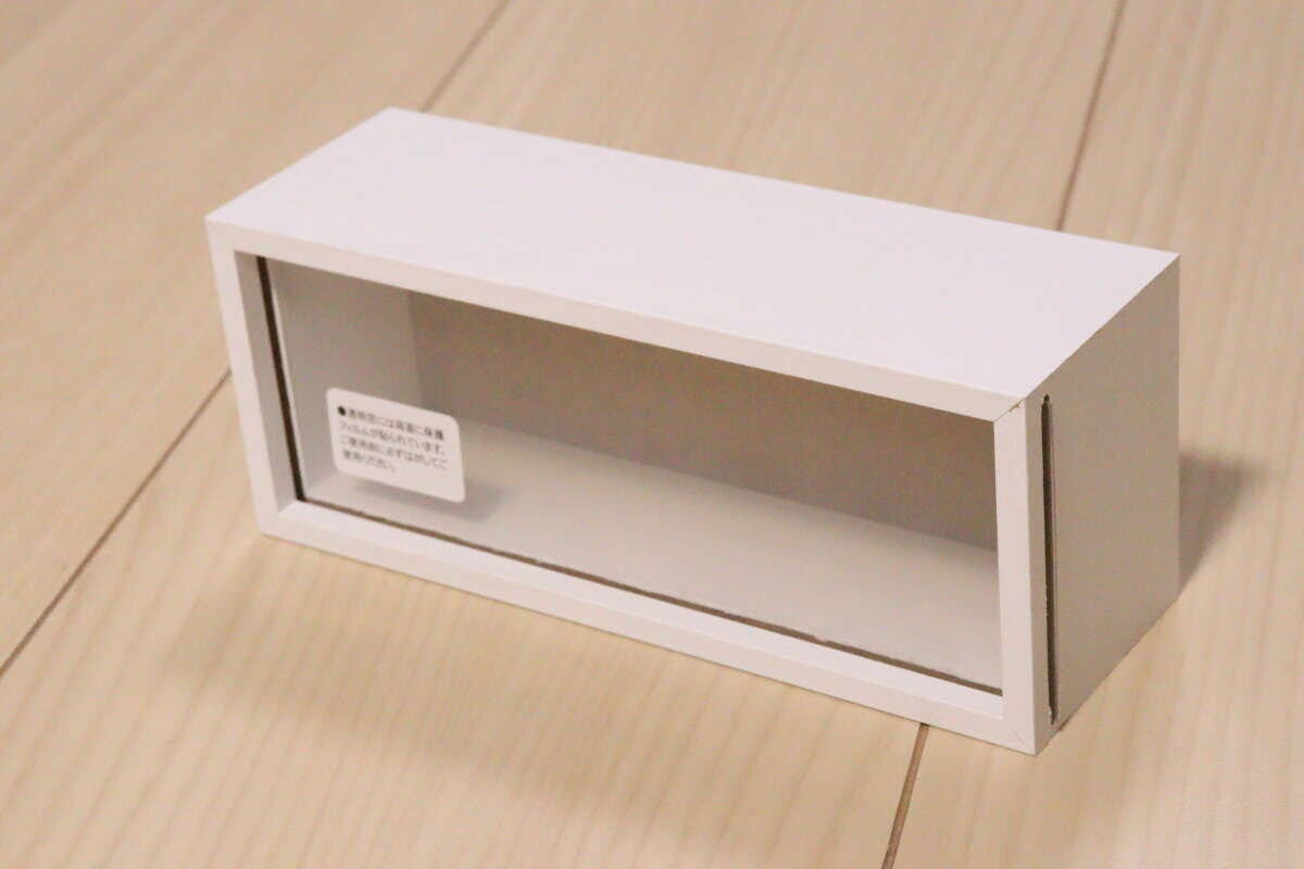白い木目調のディスプレイボックスを斜め上から見た状態
