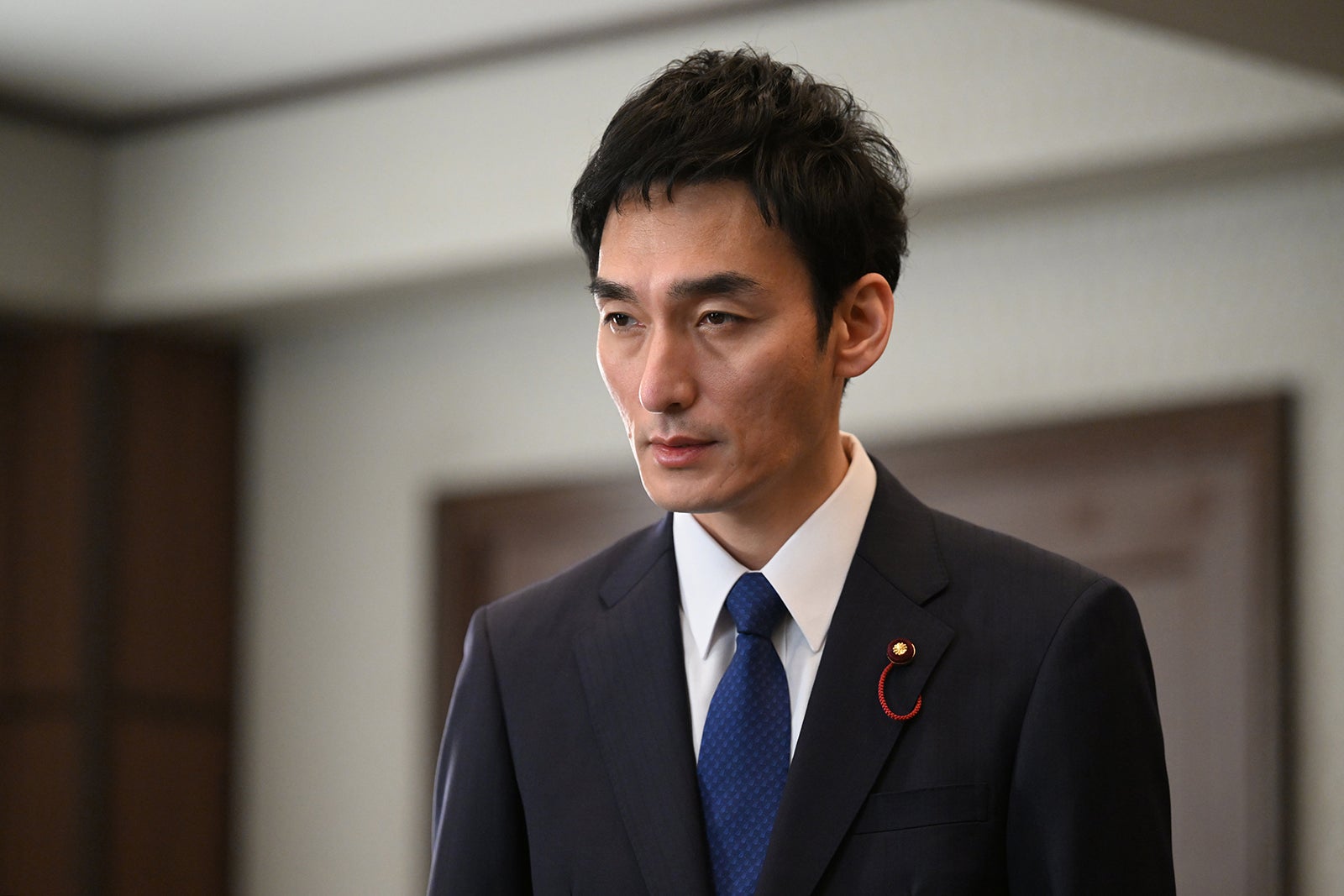 草なぎ剛「罠の戦争」第8話より（C）カンテレ