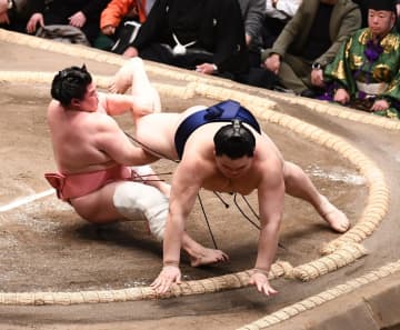 「大の里の手が着くのと（宇良の）体がなくなるのが同時」 高田川審判部長が同体で取り直しの判断説明 SNS上「明らかに宇良の勝ち」など投稿相次ぐ