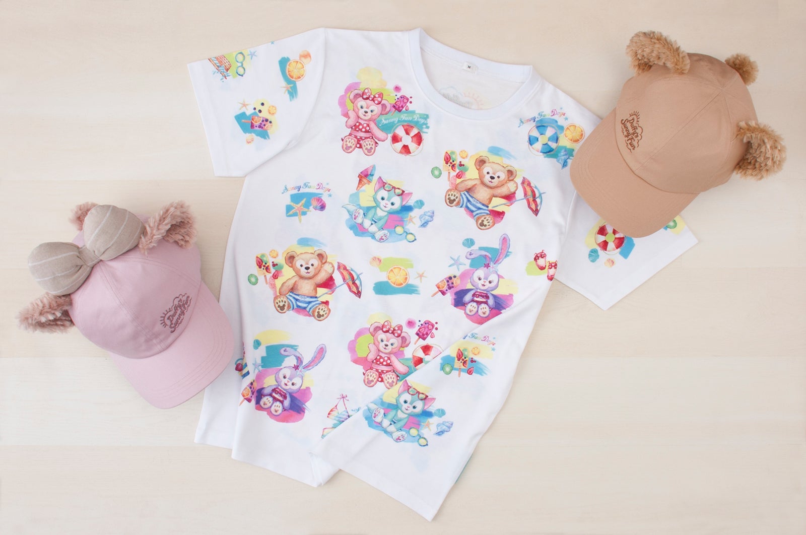 Tシャツ（サイズ：S、M、L、LL）各3,200円／キャップ 各3,500円 （C）Disney