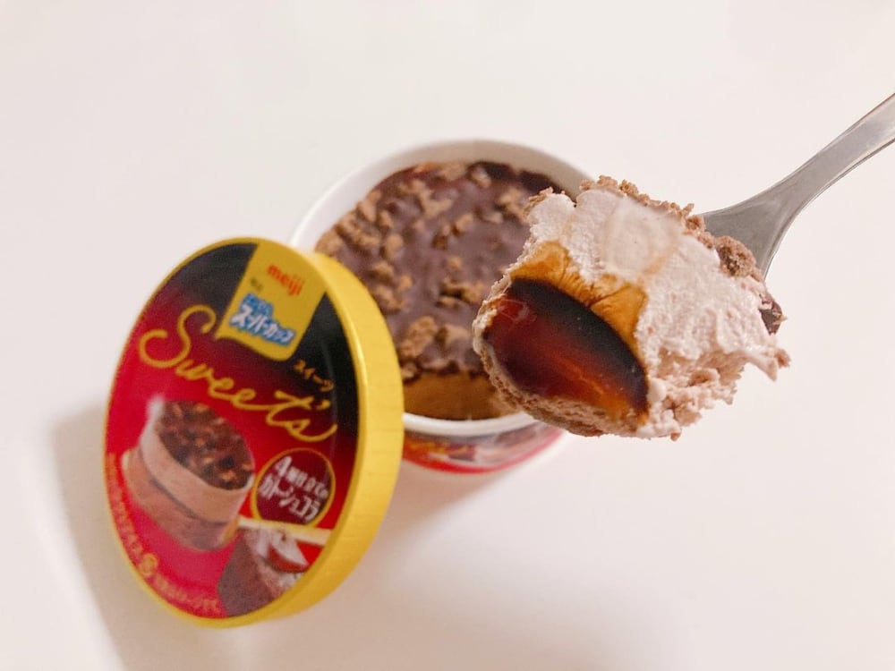 明治エッセルスーパーカップSweet's 4層仕立てのガトーショコラ