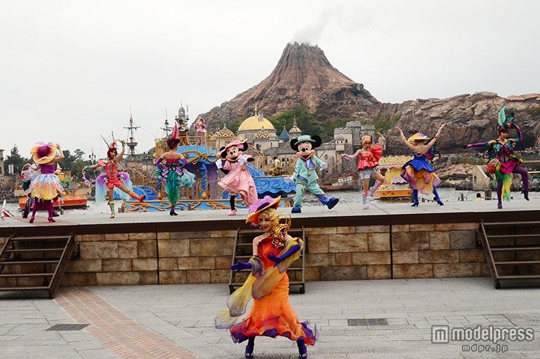 融合したコスチュームでファッションショー