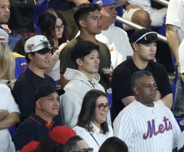 侍ジャパン 佐藤輝、坂本、森下の阪神トリオは仲良く並んで熱視線 ドミニカ－ベネズエラを現地観戦