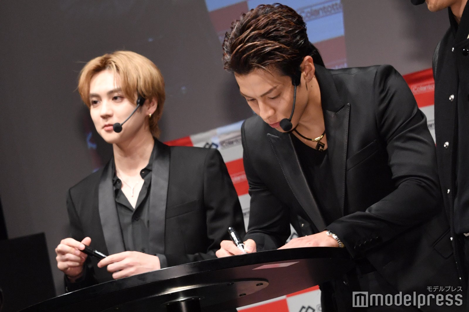 ポスターにサインするRIKU（C）モデルプレス