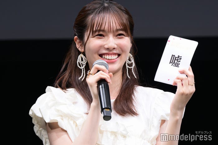嘘のエピソードを披露した秋田汐梨(C)モデルプレス