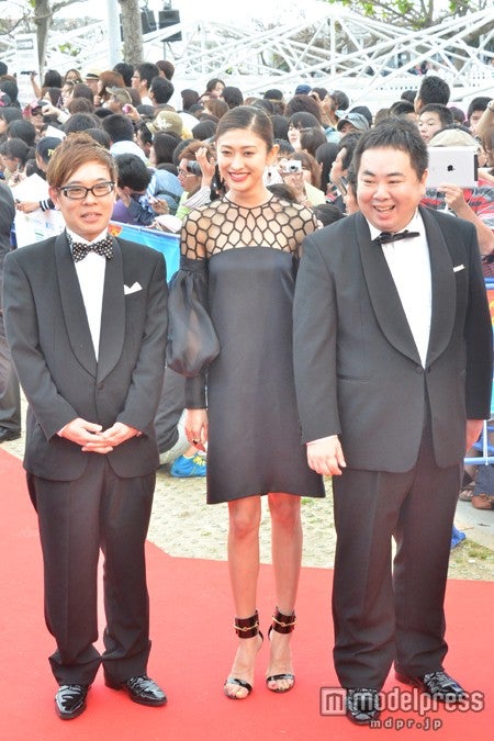 （中央）山田優、（左）ドランクドラゴン・塚地武雄