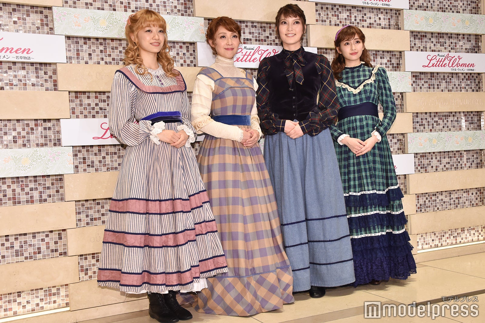 （左から）下村実生、彩乃かなみ、朝夏まなと、井上小百合 （C）モデルプレス