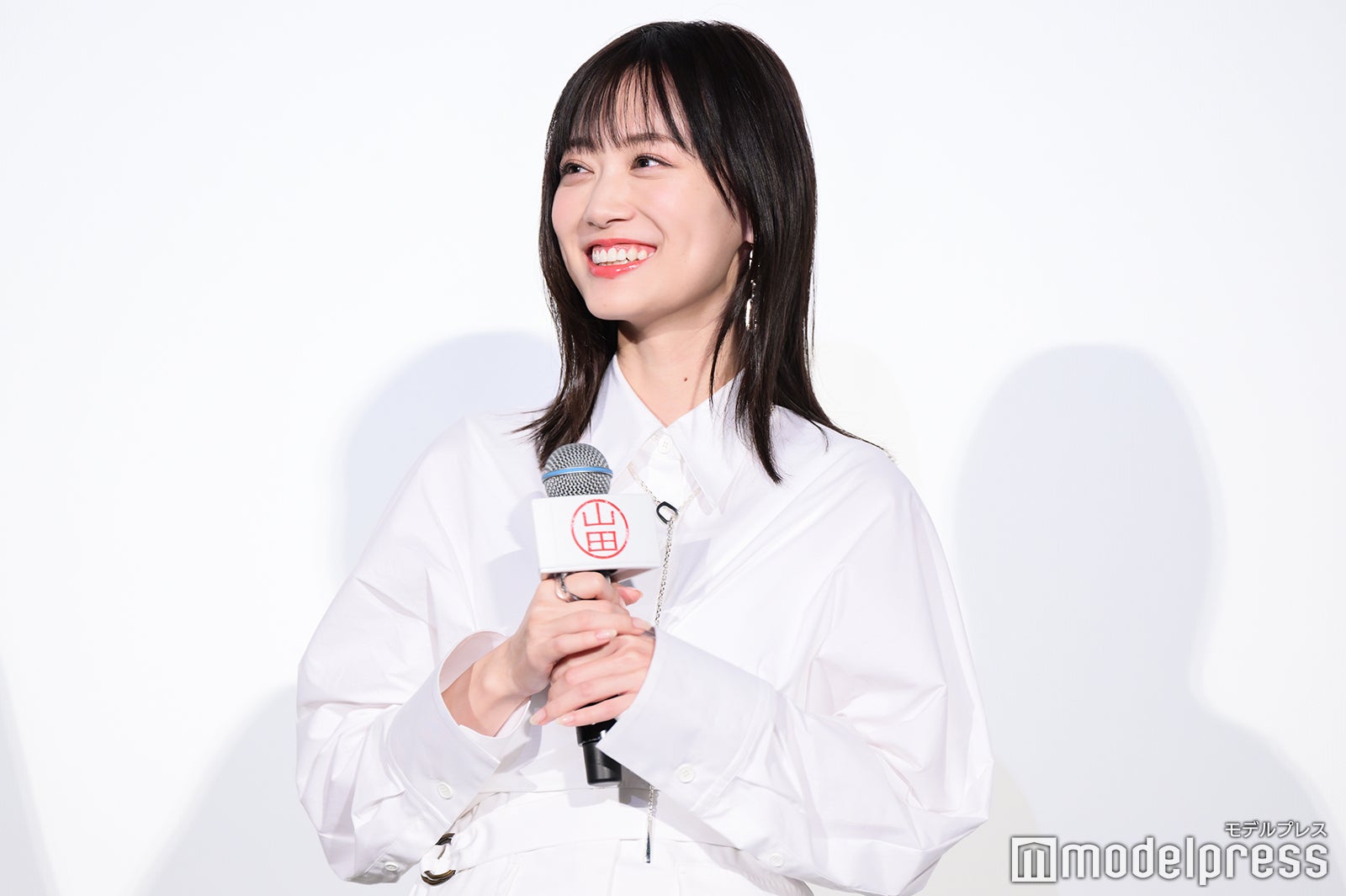 山下美月、数時間の撮影合間に遊園地へ プロフェッショナルな