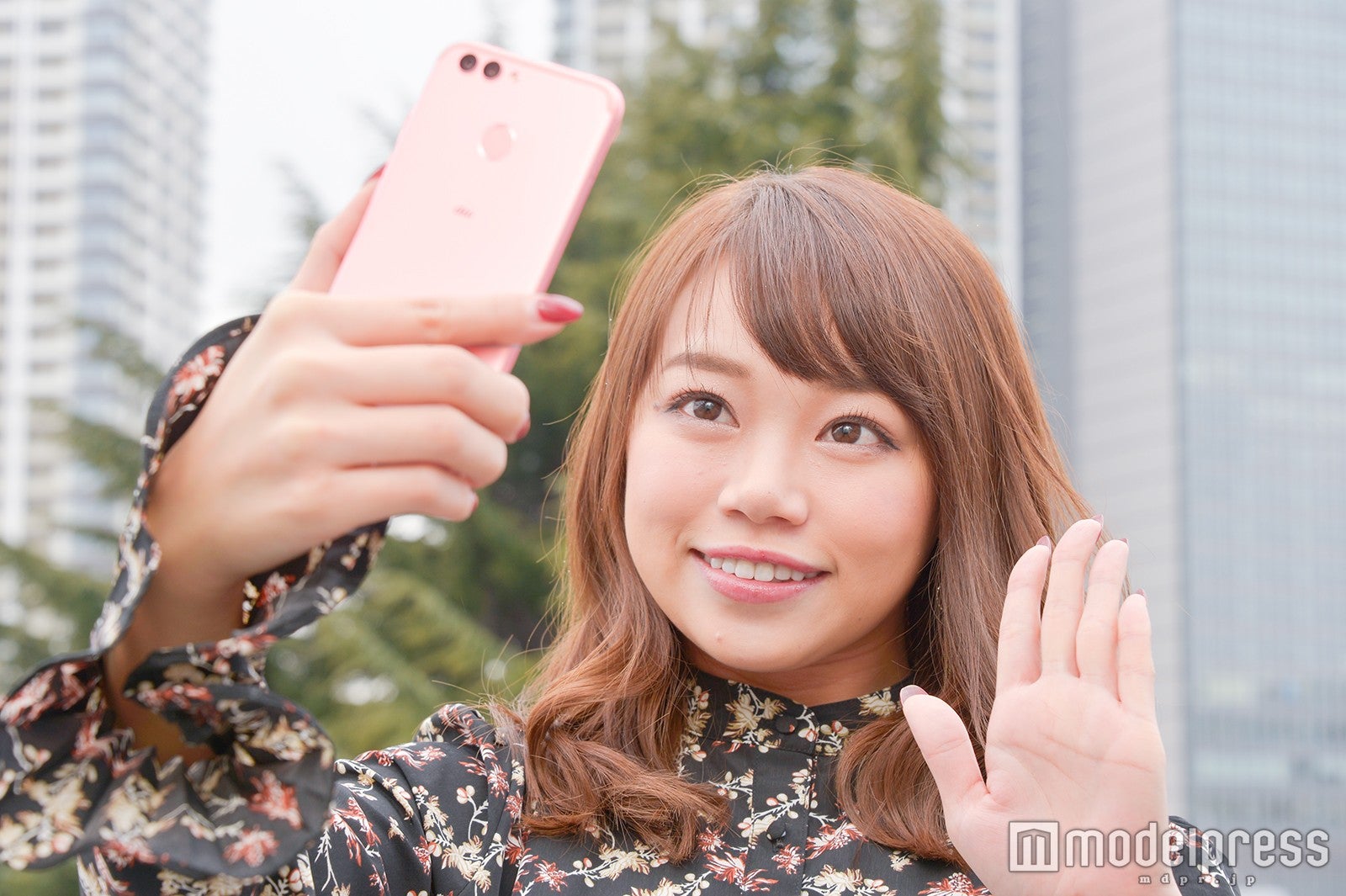 手のひらをかざすとシャッターが作動（C）モデルプレス