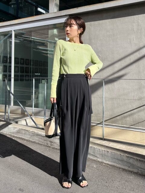 レディース　コーディネート　コーデ　着こなし　トレンド　おしゃれ　お洒落　オシャレ　2023　春　グリーン　緑　パンツ　ニット　黒パンツ