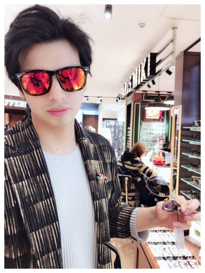 サングラスを試着するアレク/アレクサンダーオフィシャルブログ(Ameba)より