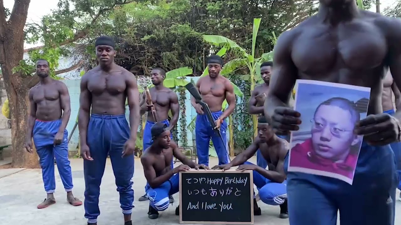 マッチョ外国人が踊る 世界からのサプライズ動画 60秒で0件超の申込みが来たと明かす モデルプレス