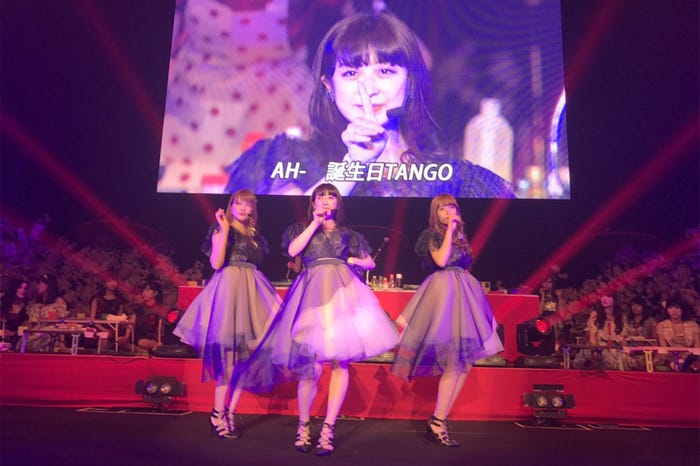 伊豆田莉奈(中央)、加藤玲奈(右)、入山杏奈(C)AKS